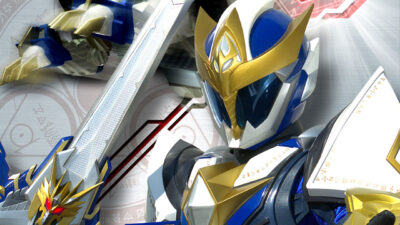 O guerreiro Ryukendo em armadura azul, branca e dourada segura sua espada mística à frente do corpo em pôster da série japonesa