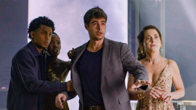 Juan Paiva, Clara Moneke, Rafael Vitti e Claudia Abreu com expressões de choque em cena da novela Dona de Mim com fundo noturno