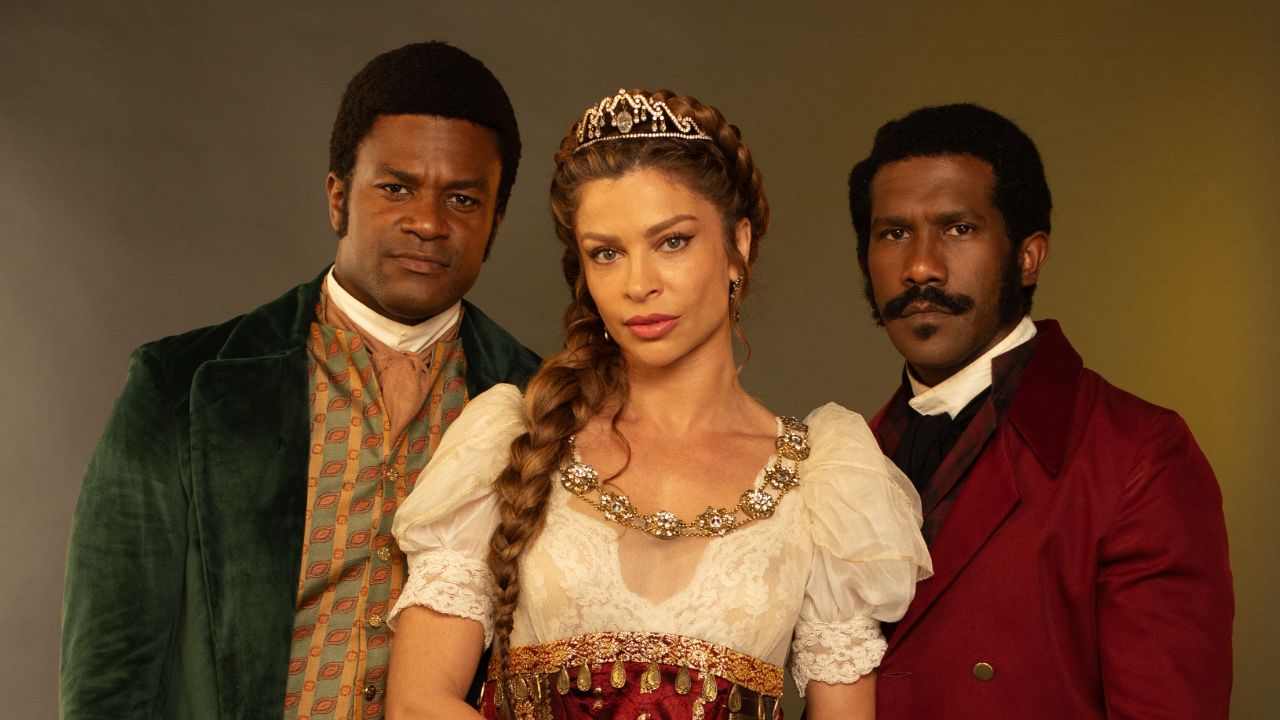 David Júnior, Grazi Massafera e André Luiz Miranda posam caracterizados para a novela Dona Beja, Grazi usa tiara e vestido de época entre os atores