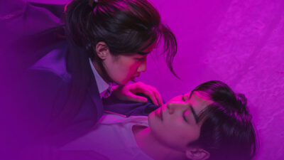 Ju-kyung (Moon Ga-young) e Su-ho (Cha Eun-woo) deitados sob luz roxa em cena romântica do dorama Beleza Verdadeira
