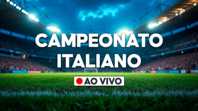 Gráfico com a frase Campeonato Italiano e selo ao vivo sobre imagem de estádio de futebol iluminado com gramado em destaque