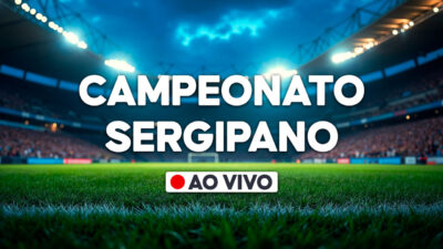 Gráfico com a frase Campeonato Sergipano e selo ao vivo sobre imagem de estádio de futebol iluminado com gramado em destaque