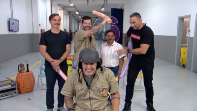 Rodrigo Capella de capacete, Victor Sarro com canudo de espuma, Manoel Gomes, Fabricio Werdum e Carioca sorriem e brincam nos bastidores do Comédia SBT