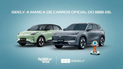 Dois carros da marca Geely, modelos EX3 verde e EX5 cinza, ao lado do mascote RoBBB, logos do Big Brother Brasil 26 e Geely em fundo azul claro