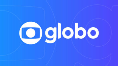 Logotipo da Globo em branco com símbolo circular da emissora ao lado do nome sobre fundo azul e roxo em degradê