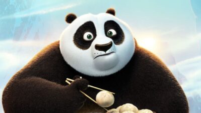 Personagem Po de Kung Fu Panda 3 segura um bolinho chinês com hashis, expressão de surpresa, olhos verdes arregalados, fundo com montanhas e sol