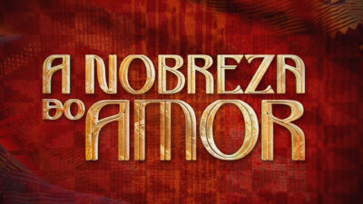 Logotipo da novela A Nobreza do Amor em letras douradas com texturas lineares, centralizado sobre um fundo vermelho texturizado com tons de vinho