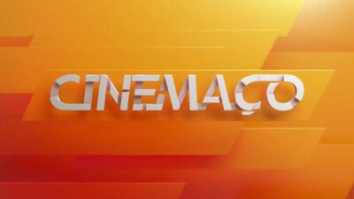 Logotipo tridimensional da marca Cinemaço em letras brancas sobre fundo com formas geométricas horizontais em tons degradê de laranja, amarelo e vermelho