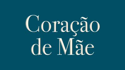 Logotipo da novela Coração de Mãe com letras brancas em relevo e fonte clássica com serifa, centralizado sobre um fundo sólido em tom azul petróleo escuro