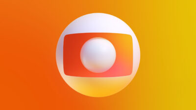 Logotipo da TV Globo centralizado em formato de esfera branca com tela interna laranja e círculo branco central sobre fundo em degradê laranja e amarelo