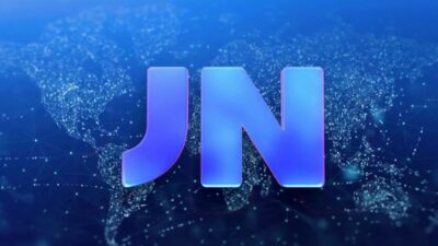 Logotipo do Jornal Nacional representado pelas letras iniciais JN em azul metálico tridimensional, centralizado sobre fundo de mapa mundi digital