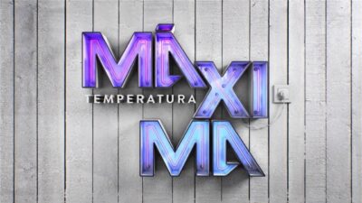 Logotipo do programa Temperatura Máxima em letras 3D neon de cores roxa e azul, fixado em parede cinza ripada com tomada e fio aparente à direita