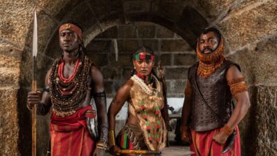 LumumbaCayman (Welket Bungué), Niara (Erika Januza) e Jendal (Lázaro Ramos) posam juntos caracterizados como seus personagens na novela A Nobreza do Amor