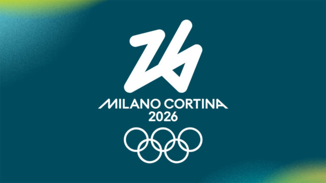 Logotipo dos Jogos Olímpicos de Inverno de 2026 com o emblema 26 estilizado em branco acima das palavras Milano Cortina e dos cinco anéis olímpicos