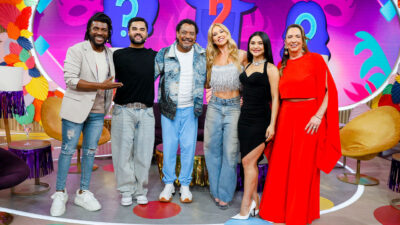 Beto Jamaica, Lucas Guedez, Compadre Washington, Virginia Fonseca, Mileide Mihaile e Margareth Serrão sorriem no palco do programa Sabadou com Virginia