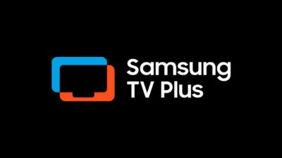Logotipo do Samsung TV Plus com ícone de duas telas sobrepostas nas cores azul e laranja ao lado do nome da marca escrito em branco sobre fundo preto