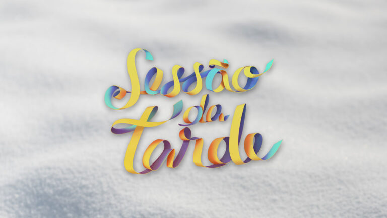 Logotipo colorido do programa Sessão da Tarde em letras cursivas com aspecto de fita sobre fundo desfocado de neve branca cobrindo o solo gelado