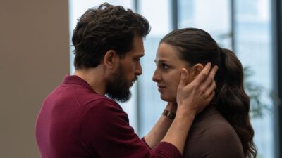 Sir Henry Muck, de Kit Harington, segura o rosto de Yasmin, papel de Marisa Abela, enquanto se encaram fixamente em cena da terceira temporada de Industry