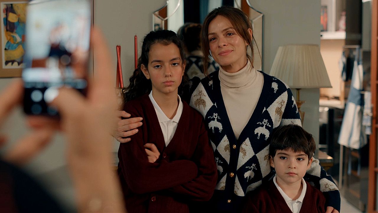 Ozge Ozpirincci como Karsu, Mina Akdin como Tilsim e Sarp Kaan Altincapa como Kuzey em cena da novela Coração de Mãe, personagens unidos em família