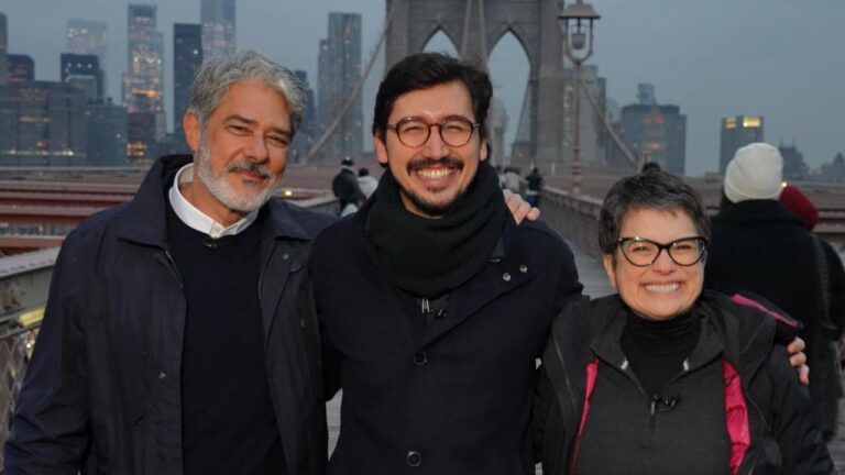 William Bonner, Nilson Klava e Sandra Annenberg posam sorrindo na ponte do Brooklyn com skyline de Nova York ao fundo