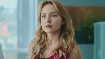 Angelique Boyer como Diana Salazar com expressão surpresa em cena de novela ambientada em escritório moderno