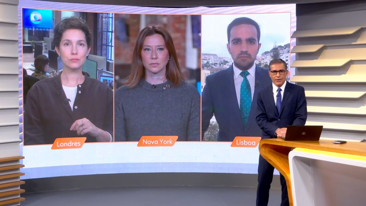 Hélter Duarte apresenta telejornal ao lado de telão com Cecilia Malan em Londres, Carolina Cimenti em Nova York e Leonardo Monteiro em Lisboa, Globo