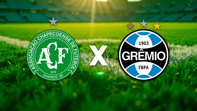 Escudos da Chapecoense e do Grêmio separados por um X branco sobre gramado de estádio de futebol, luz solar ao fundo, estrelas acima dos emblemas