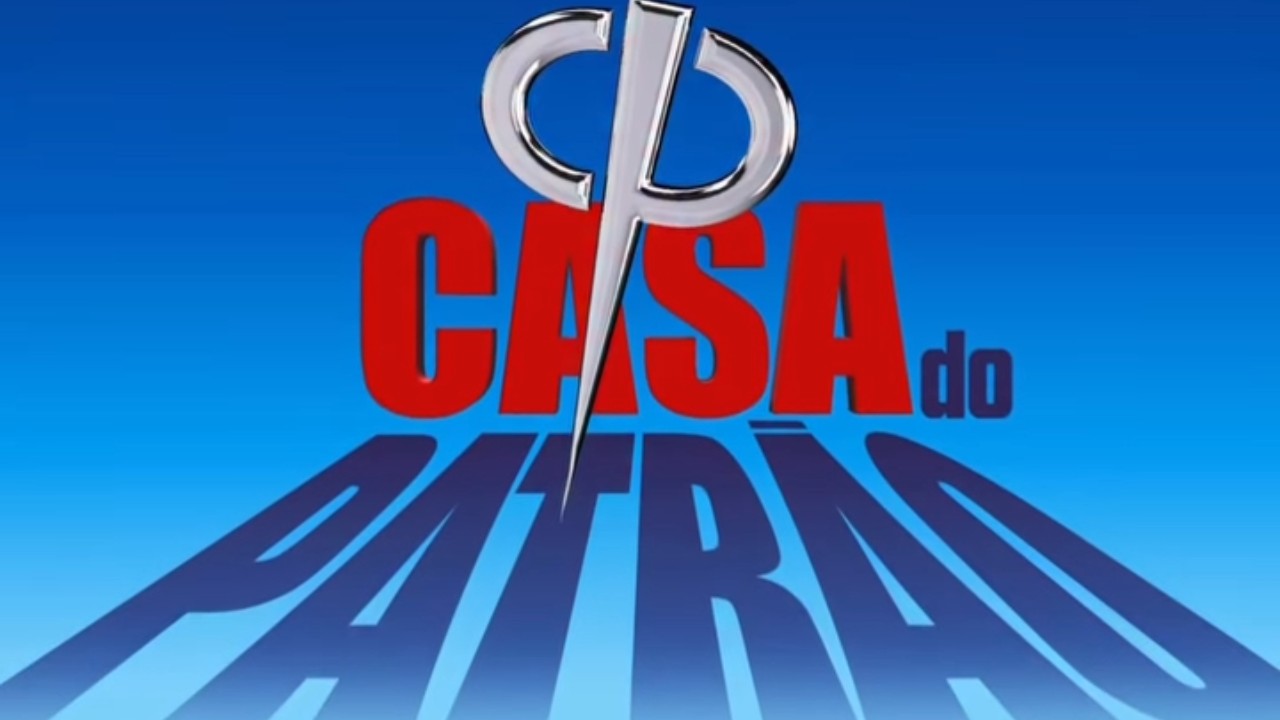 Logotipo do reality Casa do Patrão com palavra Casa em vermelho, palavra Patrão em azul com efeito de perspectiva e símbolo metálico CP, fundo azul clara