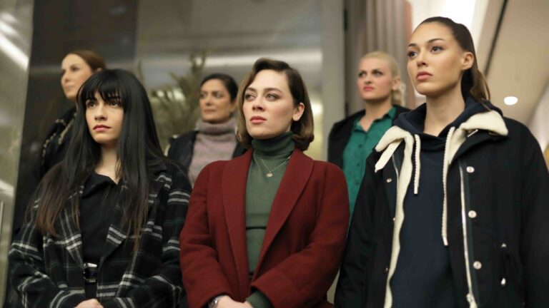 Hazar Erguclu, Demet Evgar e Dilan Cicek Deniz, as personagens Cicek, Cemre e Ruya de Chamas do Destino, olham para cima com expressões determinadas