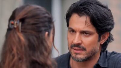 Romulo Estrela como Paulinho encara Sophie Charlotte como Gerluce, ator possui barba grisalha e cabelos pretos, atriz aparece de costas com cabelos presos