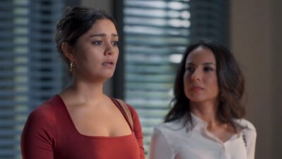 Sophie Charlotte como Gerluce de blusa vermelha e Andréia Horta como Zenilda de camisa branca aparecem apreensivas em cena da novela Três Graças