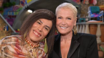 Rodrigo Sant'anna caracterizado como Graça e a apresentadora Xuxa Meneghel sorriem abraçados nos bastidores da série Tô de Graça do canal Multishow