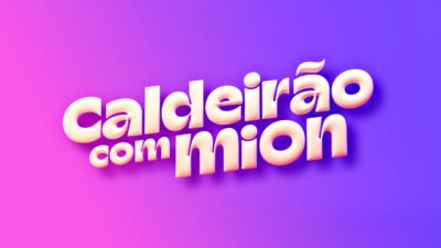 Logotipo tridimensional do programa Caldeirão com Mion em letras arredondadas de cor creme com relevo, sobre um fundo com degradê rosa e roxo vibrante