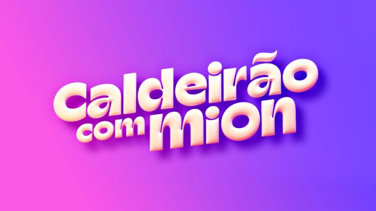 Logotipo tridimensional do programa Caldeirão com Mion em letras arredondadas de cor creme com relevo, sobre um fundo com degradê rosa e roxo vibrante