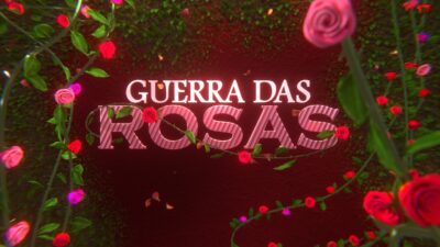 Logotipo da novela Guerra das Rosas com letras brancas e rosas sobre fundo vermelho escuro, cercado por ramos de espinhos e flores em tons de rosa