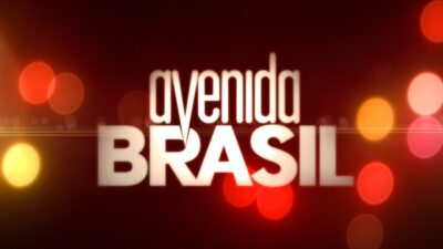Logotipo da novela Avenida Brasil com texto branco centralizado sobre fundo vermelho com luzes desfocadas ao redor