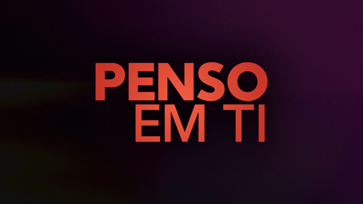 Logotipo da novela Penso em Ti com título em letras vermelhas sobre fundo escuro em degradê