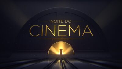Logotipo Noite do Cinema do SBT com letras douradas em fundo escuro, luz central radiante ao fundo, design elegante sobre linhas de perspectiva metálicas