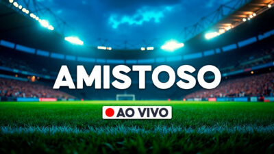 Estádio de futebol iluminado à noite com gramado em destaque e texto Amistoso e ao vivo indicando transmissão de jogo amistoso