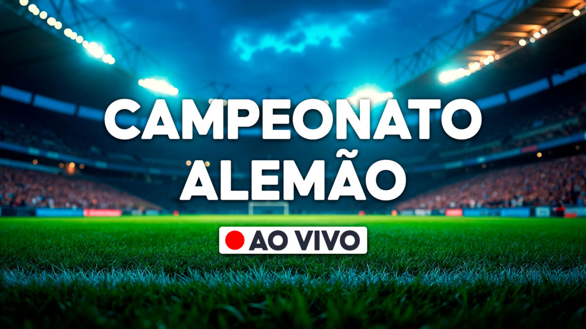 Estádio de futebol iluminado à noite com gramado em destaque, texto centralizado Campeonato Alemão e selo branco com círculo vermelho escrito ao vivo