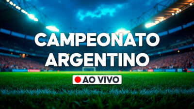 Arte digital com o texto Campeonato Argentino em letras brancas sobre gramado de estádio de futebol iluminado à noite sob céu azul escuro