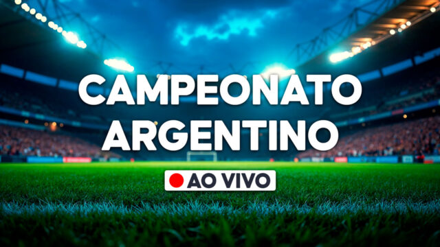 Arte digital com o texto Campeonato Argentino em letras brancas sobre gramado de estádio de futebol iluminado à noite sob céu azul escuro