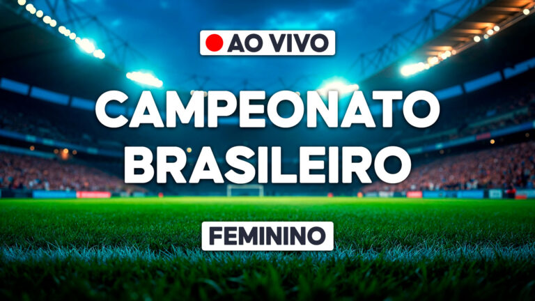 Texto Campeonato Brasileiro Feminino e selo ao vivo centralizados, gramado verde em primeiro plano, estádio de futebol iluminado e público ao fundo