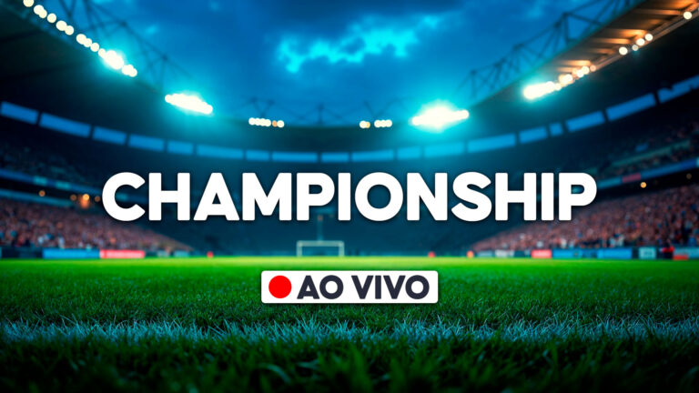 Texto Championship e selo ao vivo centralizados sobre gramado verde de estádio de futebol iluminado, arquibancadas com público e céu azul ao fundo