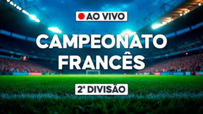 Texto Campeonato Francês 2ª divisão e selo ao vivo centralizados, gramado verde em primeiro plano, estádio de futebol iluminado com público ao fundo