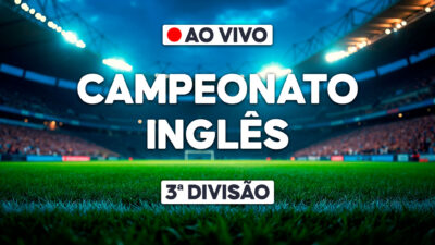 Arte digital com o texto Campeonato Inglês 3ª Divisão em letras brancas sobre gramado de estádio de futebol iluminado à noite sob céu azul escuro