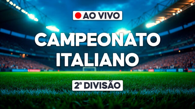 Texto Campeonato Italiano 2ª divisão e selo ao vivo centralizados, gramado verde em primeiro plano, estádio de futebol iluminado com público ao fundo