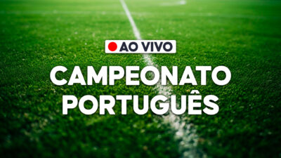 Arte digital com o texto Campeonato Português em letras brancas sobre gramado de futebol em foco seletivo, com linha branca de marcação e selo ao vivo