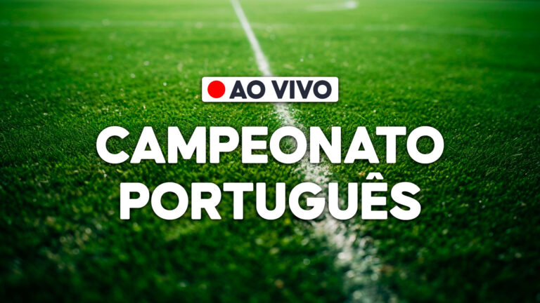 Arte digital com o texto Campeonato Português em letras brancas sobre gramado de futebol em foco seletivo, com linha branca de marcação e selo ao vivo