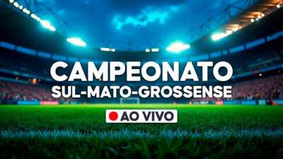 Gramado de estádio de futebol em primeiro plano, fundo com arquibancadas lotadas e refletores, texto central escrito Campeonato Sul-Mato-Grossense em branco